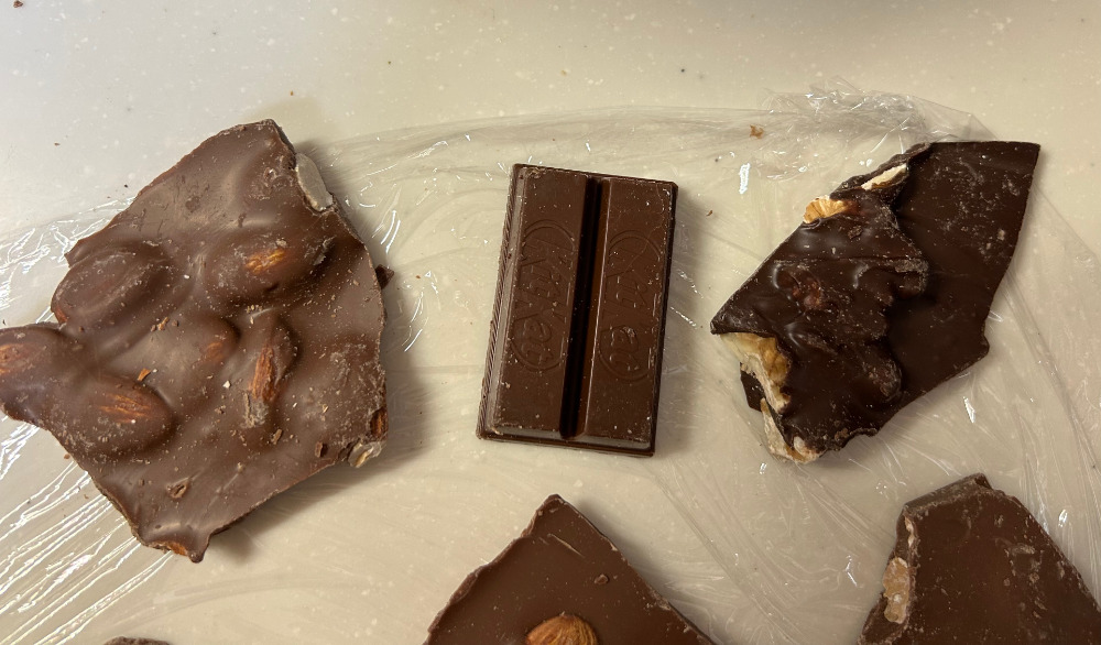 ミルクチョコとスイートチョコとキットカットを並べた写真