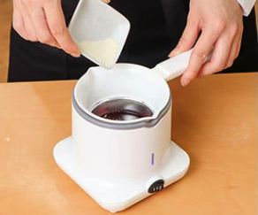 グミメーカーに材料を入れた画像